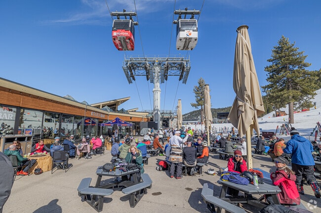 Palisades Tahoe in Alpine Meadows has some of the best Après ski culture in Lake Tahoe.
