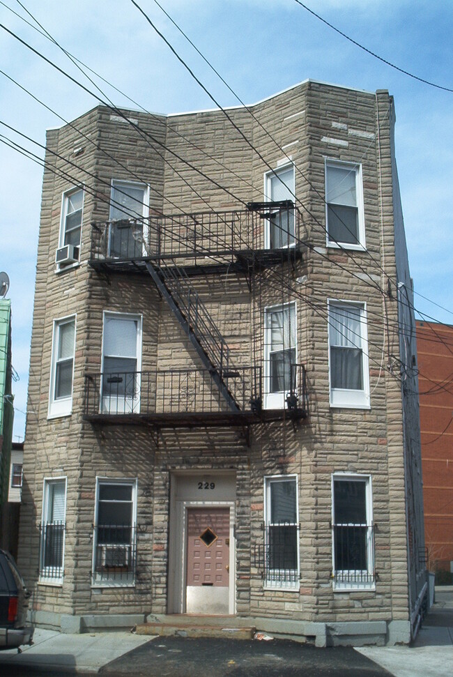 229 Summit Ave, Jersey City, NJ 07304