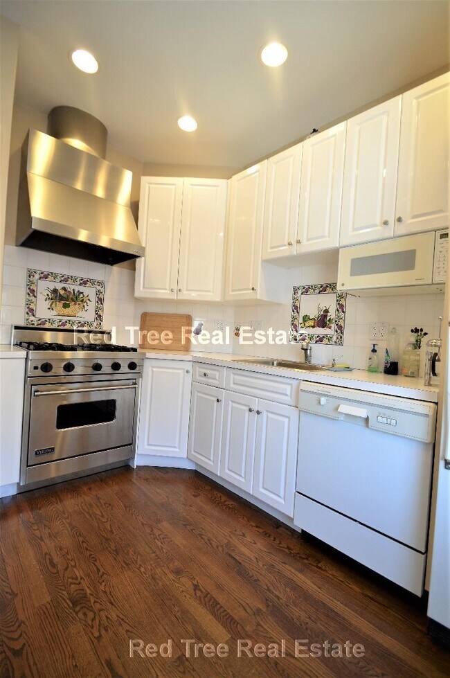 141 Beaconsfield Rd unit 5, Brookline, MA 02445 - photo 2