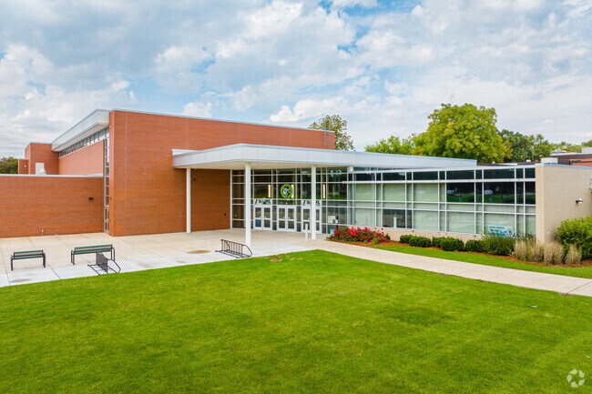 Thomas Middle School is a highly rated public school in Arlington Heights.