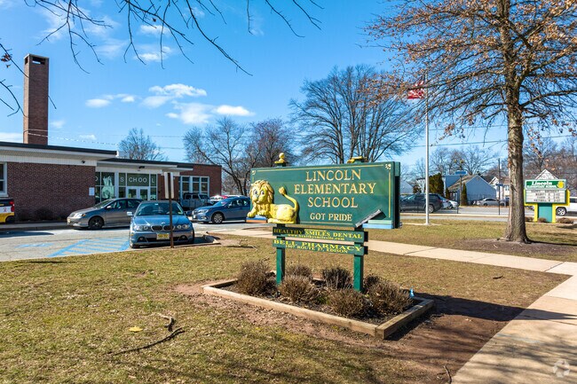 Lincoln Elementary School serves students in Edison, NJ.