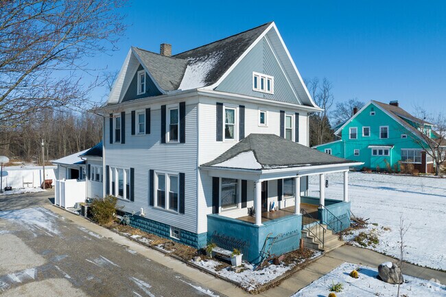 Larger, older American Foursquares are a common sight throughout Fayette.