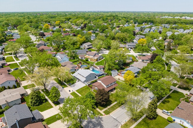 Olde Schaumburg is a neighborhood rich with art and nature, offering a balance of entertainment and beauty.