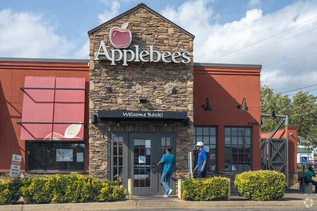 Applebee's in Germania Park full-service chain bar & grill.
