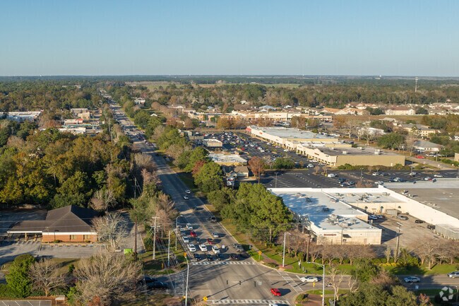 Hwy 98 is the main thoroughfare along which Fairhope resides.