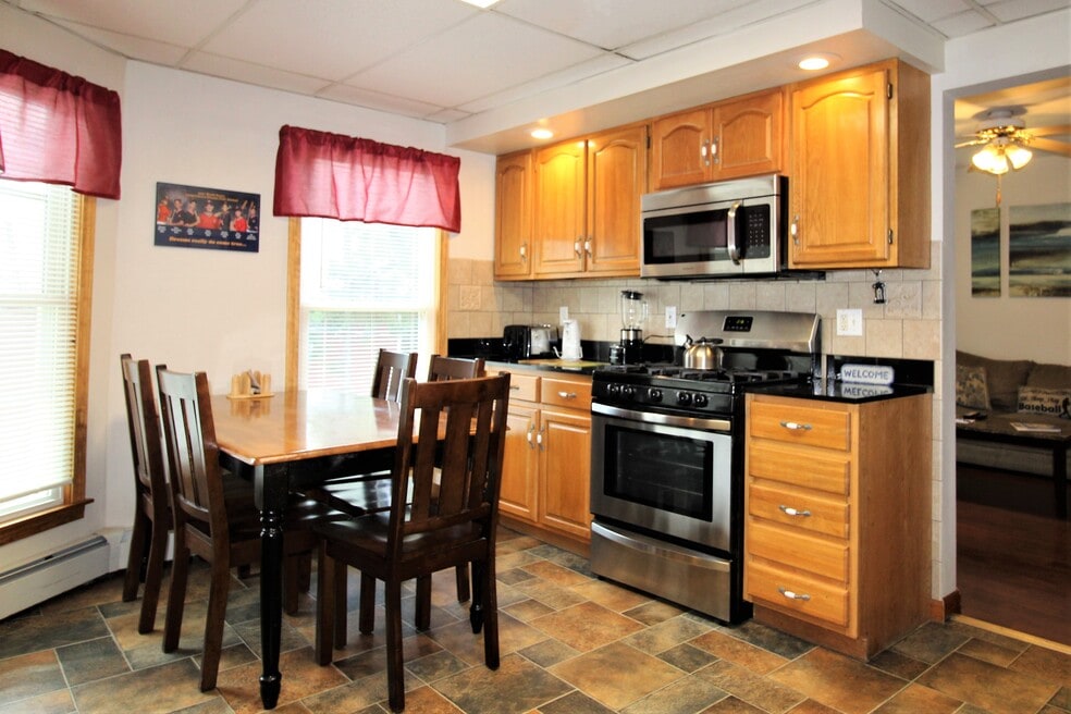 Spacious apartment with eat-in kitchen