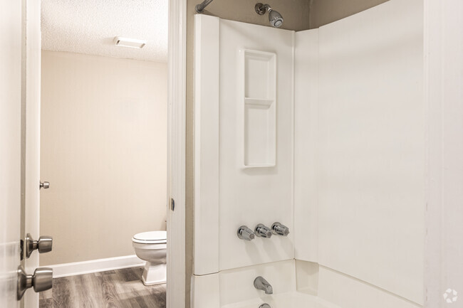 2BR, 2BA - 800SF
