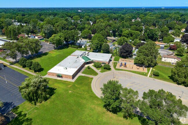 Briarwood Elementary School has a student-teacher ratio of 14 to 1.