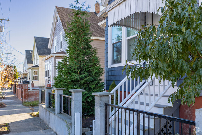 Sun soaked streets can be found in almost every corner of Lynnway.