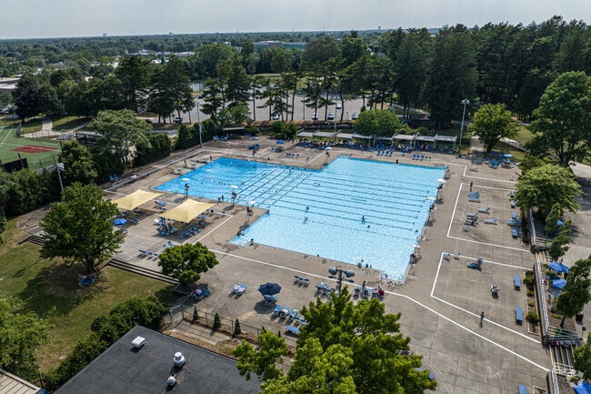 At Syosset-Woodbury Community Park in Woodbury there is a large swimming pool with diving board.