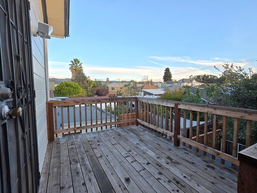 1049 56th St unit Upper, Emeryville, CA 94608 - photo 1