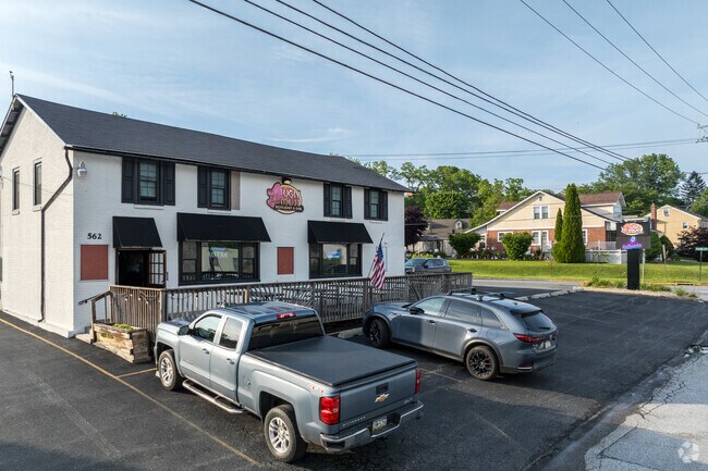 Just outside of the downtown area lies The Ugly Mutt, one of Oxford’s favorite spots to kick back after a hard day’s work.