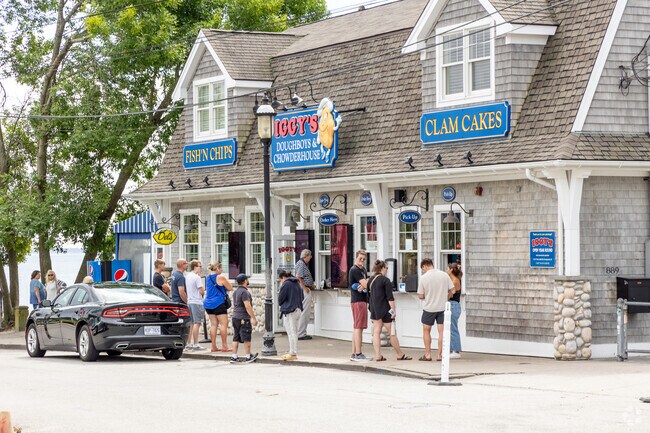 Iggy's is a popular attraction in the Oakland Beach neighborhood where you can get doughboys.