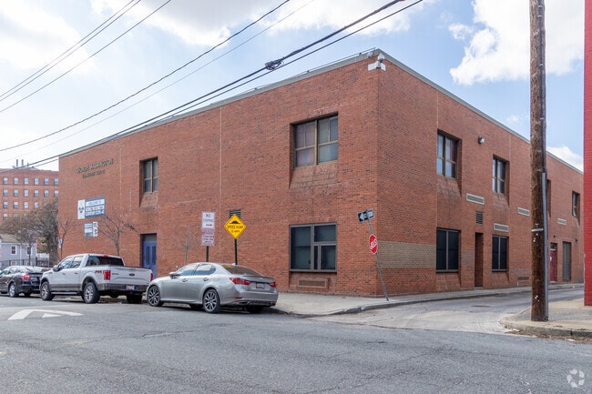 George Washington Elementary School has173 students.