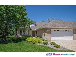 1215 Silverthorn Ct, Shoreview, MN 55126