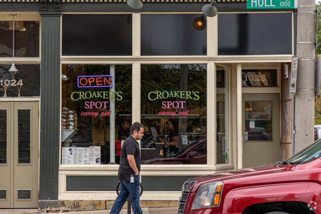 Croaker's Spot is a popular destination for seafood lovers who live near Richmond, Virginia.