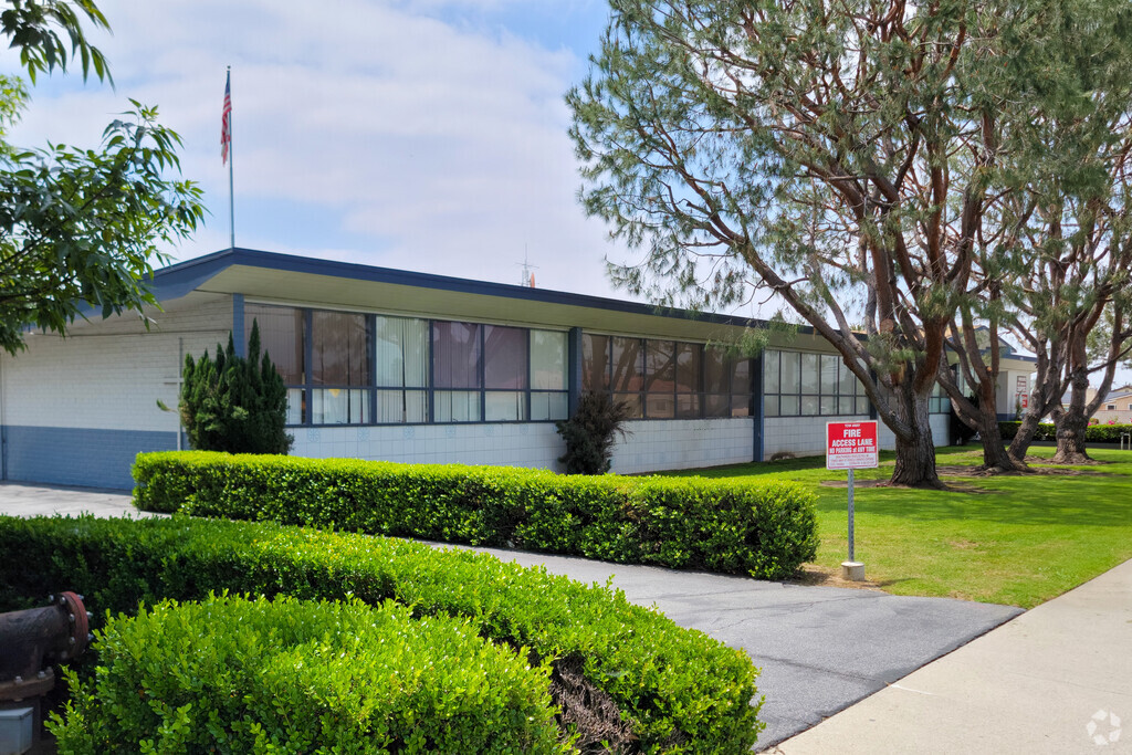 Sacred Heart Elementary School is located in Covina, CA.