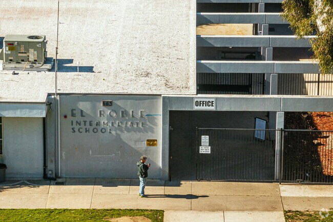 El Roble Intermediate School is Public and serves students in grades 7-8.