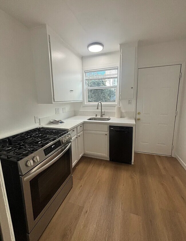 13207-13213 Oxnard St, Van Nuys, CA 91401