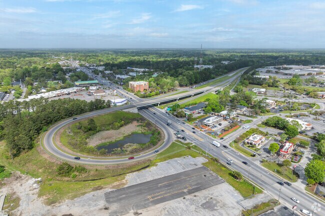 I-526 gives Carolina Bay residents quick access to work, schools, shopping, and coastal day trips.