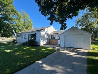 3505 Schroeder Dr, Manitowoc, WI 54220