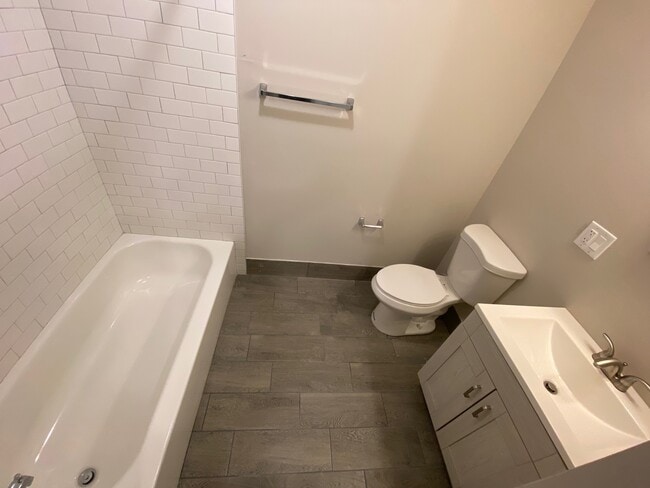 175 S Mchenry Ave unit 1 Bed - 1 Bath, Crystal Lake, IL 60014 - photo 6