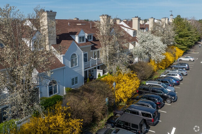 There are also condos and town homes near the center of town in Old Greenwich.