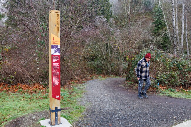 Pinnacle Peak Park offers panoramic views of the surrounding mountains and Mt. Rainier.