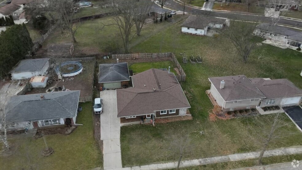 1023 S Knollwood Dr, Saukville, WI 53080 - photo 2