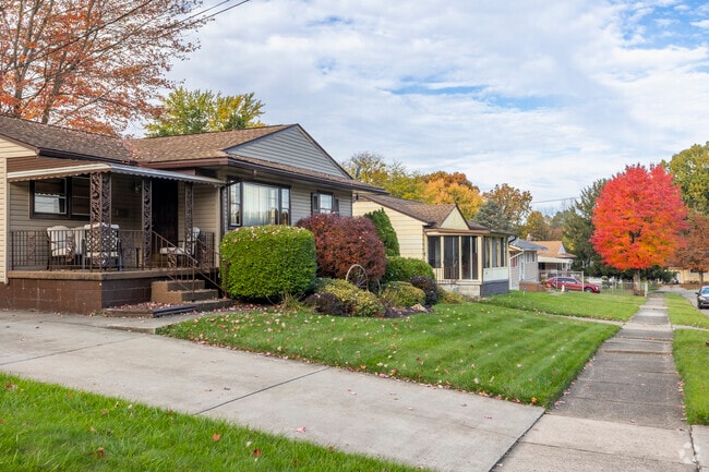 Sidewalk-lined streets make evening dog walks a true pleasure in Lincoln Knolls.