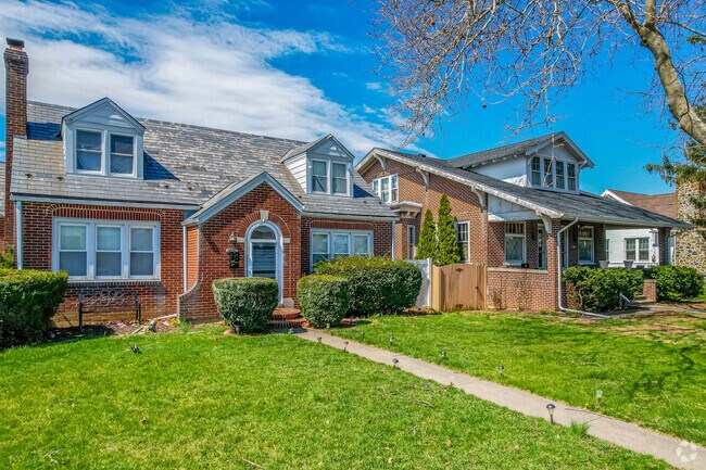 You will find a mix of Cape Cod and Colonial Revival style homes in Midway Manor.