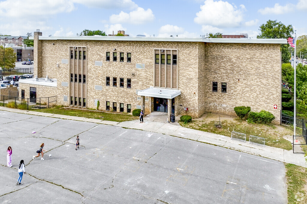 IPS/Butler University Laboratory School 60 entrance and courtyard.