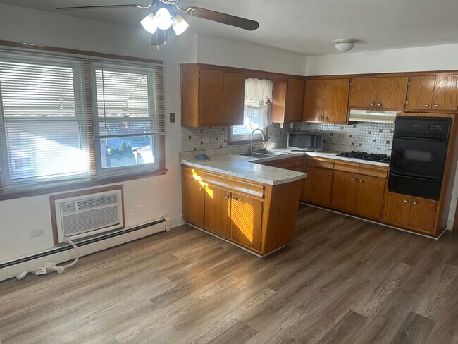 5948 W 79th St unit 2, Burbank, IL 60459 - photo 3