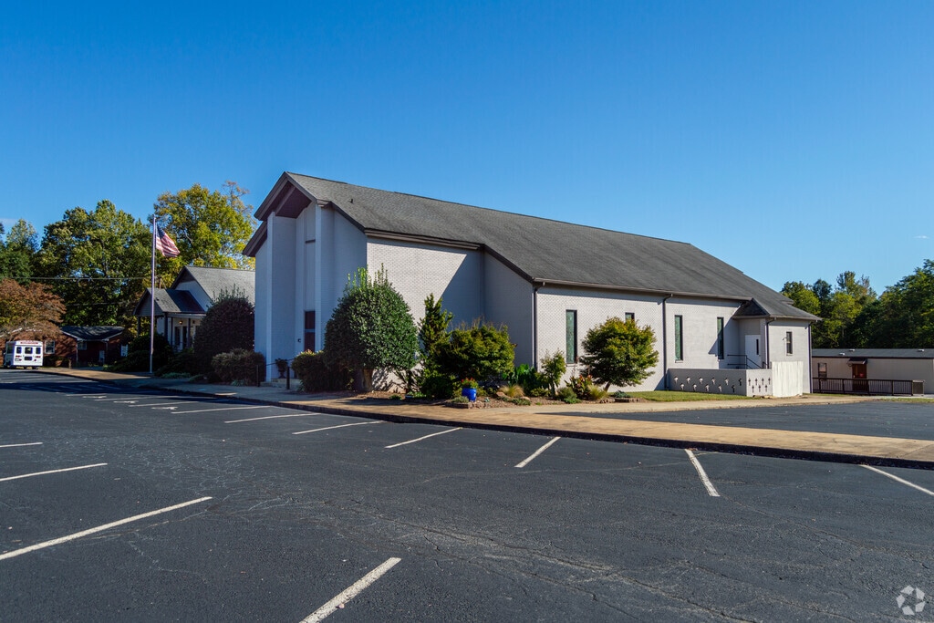 Pine Grove Christian Academy provides private education in 
Outlying York County