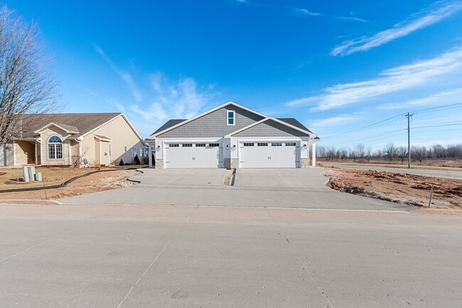 1901 Hidden Hollow Ln, Manitowoc, WI 54220 - photo 3