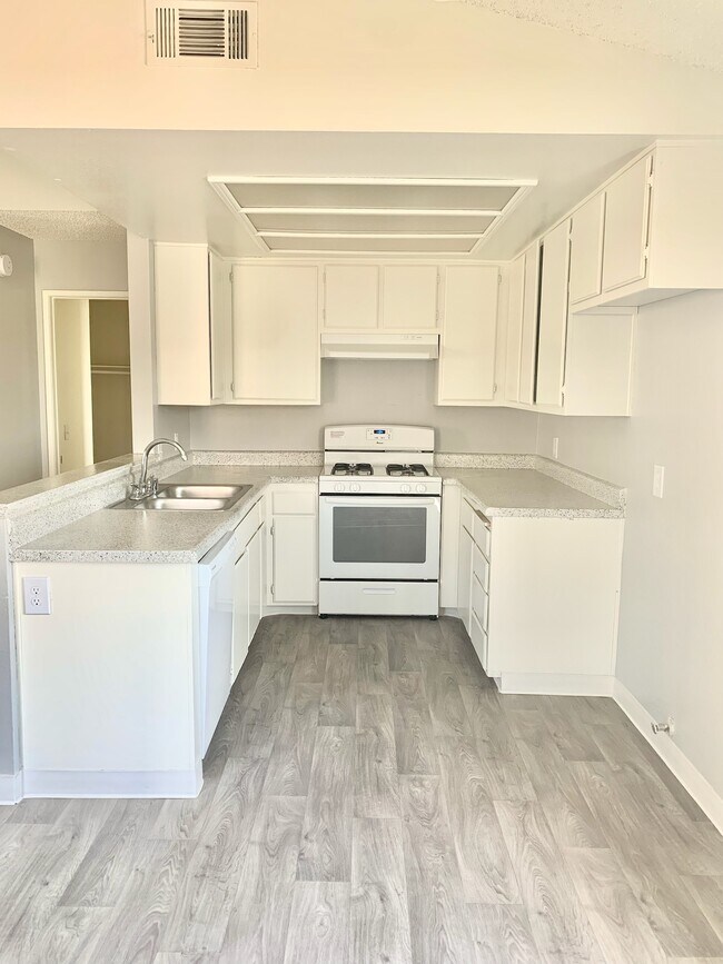 PepperTree Place, Riverside, CA 92503 - photo 5