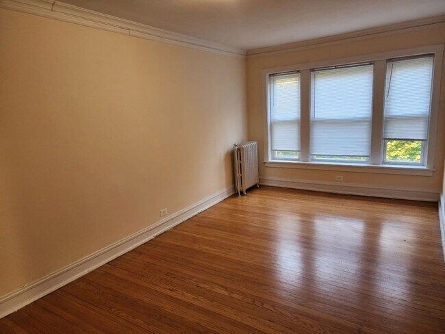 7502 N Hoyne Ave unit 10-3, Chicago, IL 60645 - photo 6