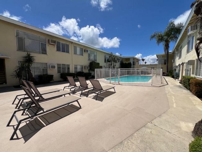 4475 Murietta Ave unit 16, Los Angeles, CA 91423 - photo 3