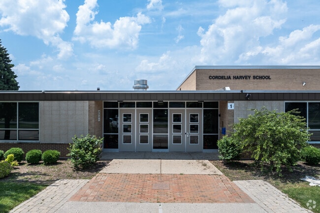 Harvey Elementary School has an average student to teacher ratio of 15 to 1.