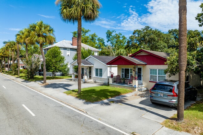 Houses in Cann Park reside on lots with access to main roads.