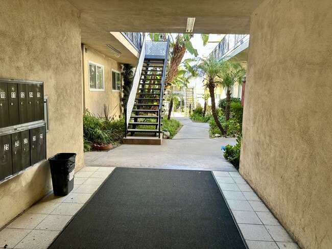 4265 Colfax Ave, Studio City, CA 91604 - photo 3