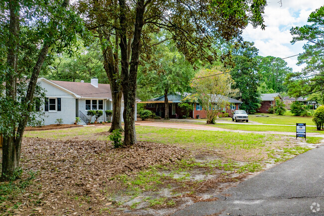 Ranch style homes are a common sight in Lake Forest.