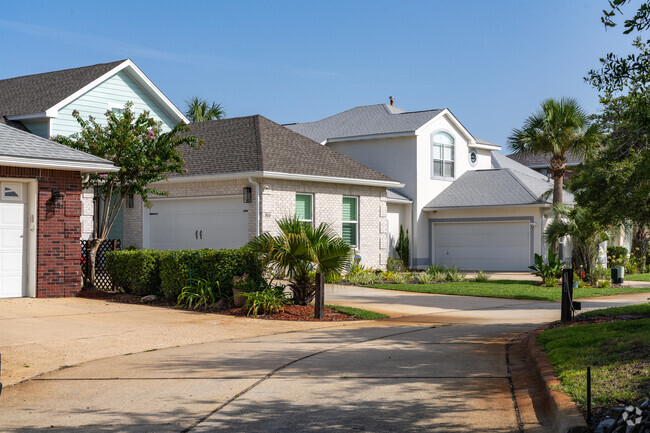Homes in Lake Lorraine Estates feature one and two story homes.