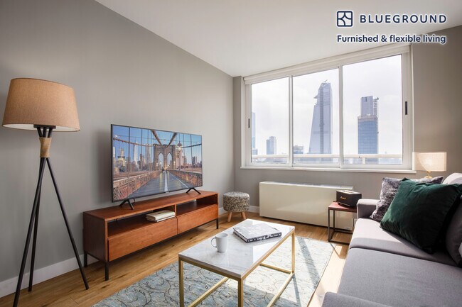 560 W 43rd St unit FL44-ID250, New York, NY 10036 - photo 2