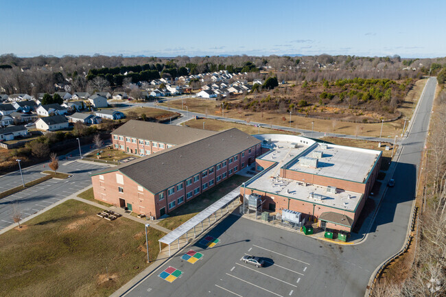 Smith Farm Elementary School has a student-teacher ratio of 15 to 1.