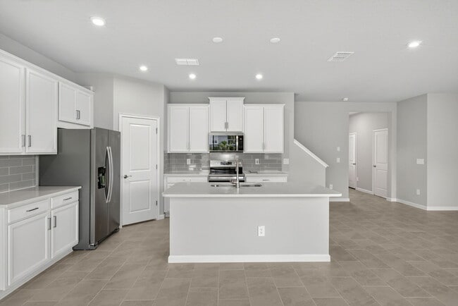 31350 Pendleton Landing Cir, Wesley Chapel, FL 33545 - photo 2