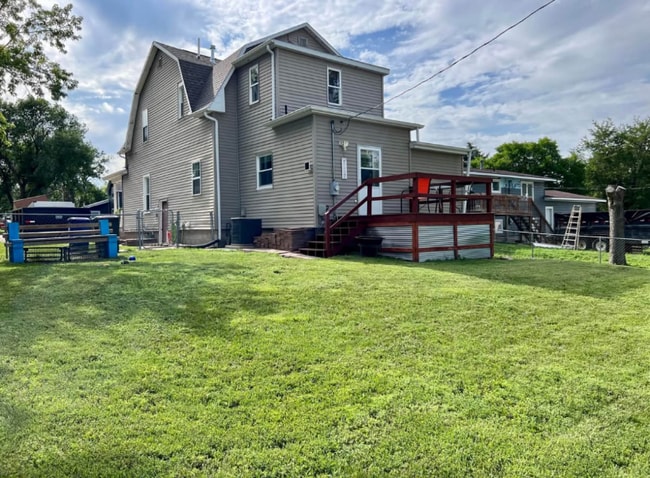 1006 S Rowley St, Mitchell, SD 57301 - photo 3