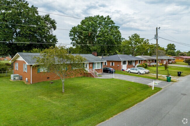 Brick ranch homes in Dallondale feature shallow front lawns.