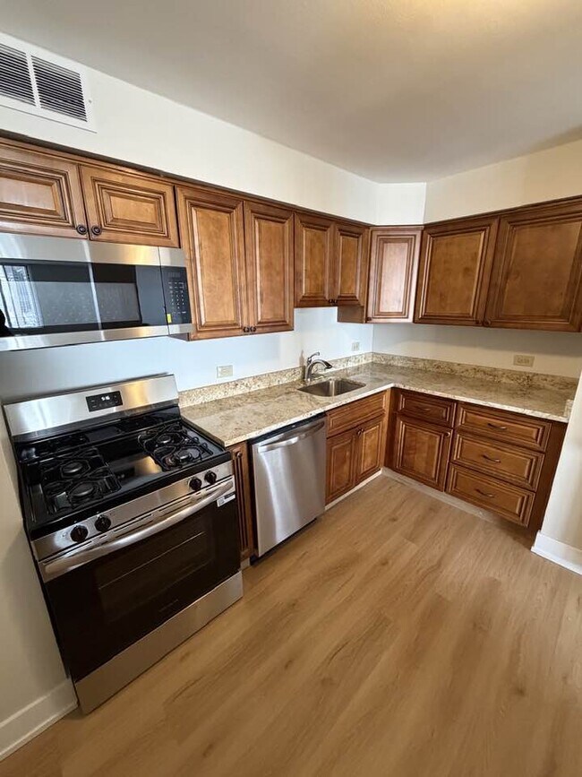 Sheridan Point Condominiums unit 6325 N Sheridan, Chicago, IL 60660 - photo 2