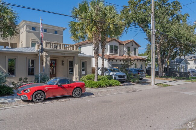 Neighbors can find a variety of homes in Palma Ceia.